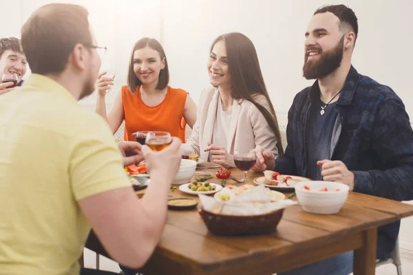 Groupe de jeunes heureux à table, fête entre amis — Photo