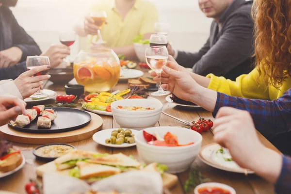 사람들이 먹는 건강 한 식사 및 음료 제공된 테이블 디너 파티에서 와인 — 스톡 사진