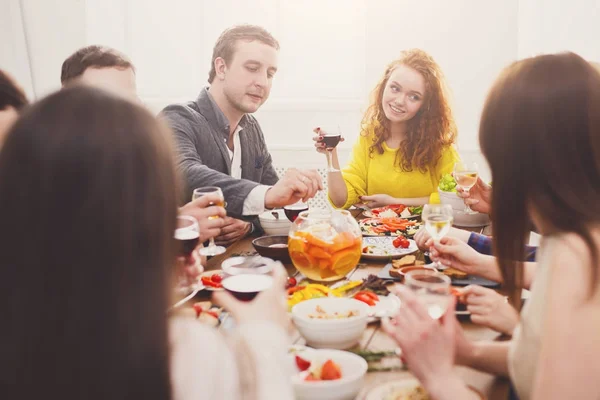 행복 한 사람들 음료 와인 축제 테이블 디너 파티에서의 그룹 — 스톡 사진