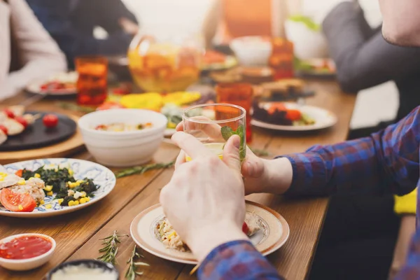 마시는 레모네이드 사람과 제공된 테이블 디너 파티에서 식사 — 스톡 사진