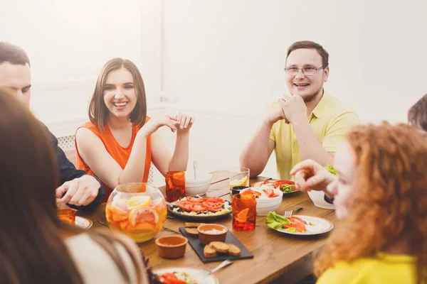 お祝いテーブルのディナー パーティーで幸せな人々 のグループ — ストック写真
