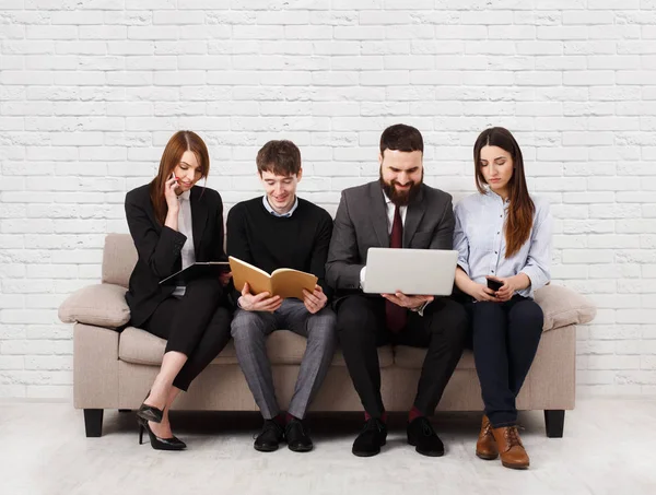 Gente de negocios haciendo equipo. Equipo en el sofá, socios trabajando juntos — Foto de Stock