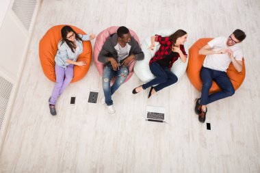 Kahve molası, grup öğrenci sınava hazırlanıyor