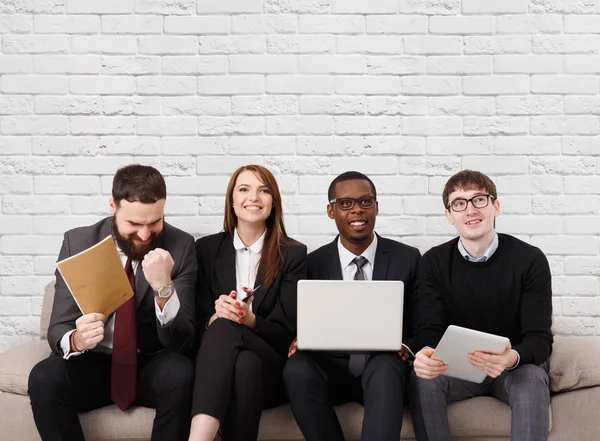 Trabajo en equipo, colegas de negocios disfrutan del éxito — Foto de Stock