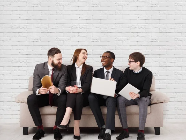 Trabajo en equipo, colegas de negocios disfrutan del éxito — Foto de Stock