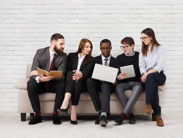 Trabajo en equipo, colegas de negocios disfrutan del éxito — Foto de Stock