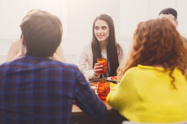 Arkadaşlarınızla akşam yemeği masasında oldukça genç bayan