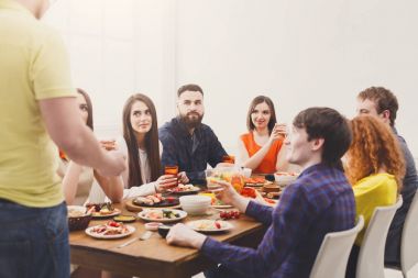 Tost partisi yemek arkadaş grubu diyor.