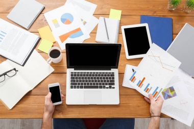 Yoğun çalışan adam modern ofis, üstten görünüm