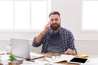 Rahat işadamı konuşmak mobil ofis