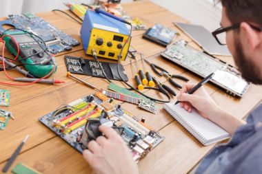 Elektronik devre kartını tamir dükkanında inceleme