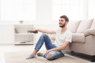 Evde rahat televizyon seyretmek genç adam