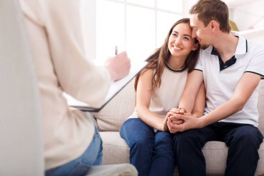 mutlu çift terapisi oturumda karşılaştırma