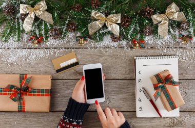 Noel için smartphone üzerinde alışveriş online kadın