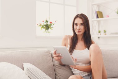 Dijital tablet vasıl ev ile genç kız