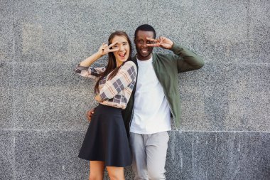 Genç çok ırklı çift açık eğleniyor