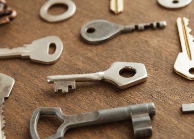 Ahşap üzerine birçok farklı anahtarlar