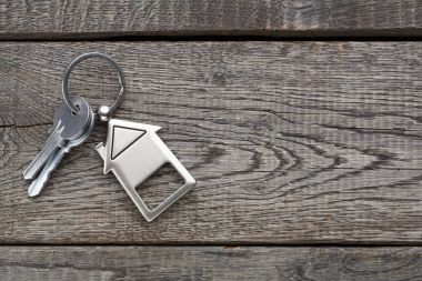 Ev tuşlarıyla demet rustik ahşap anahtarlık şeklinde