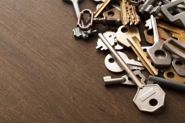 Ahşap üzerine birçok farklı anahtarlar