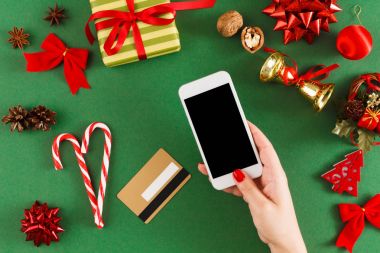 Kız Noel satın alma online kredi kartı ile smartphone cep telefonu ile sunar.