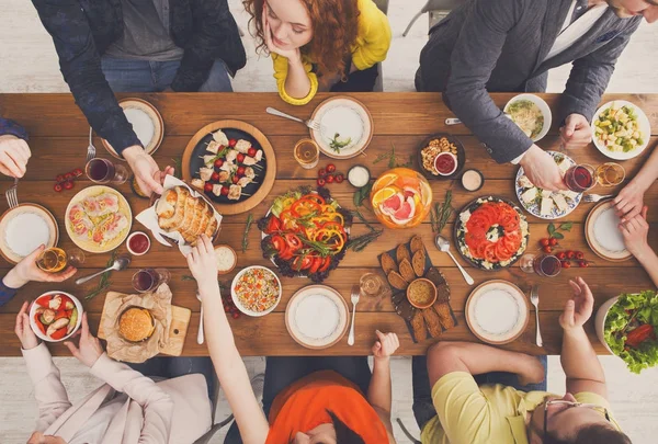 La gente come comidas saludables en la cena de mesa servida —  Fotos de Stock