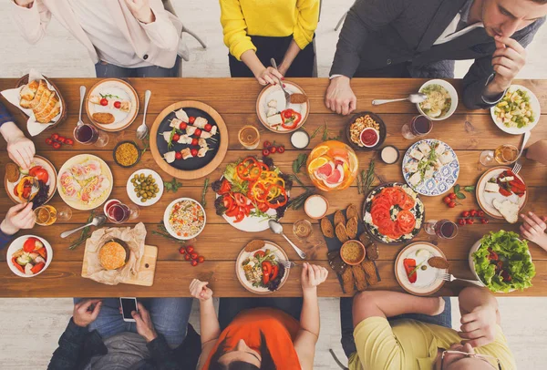 Люди едят здоровое питание за столом ужин — стоковое фото