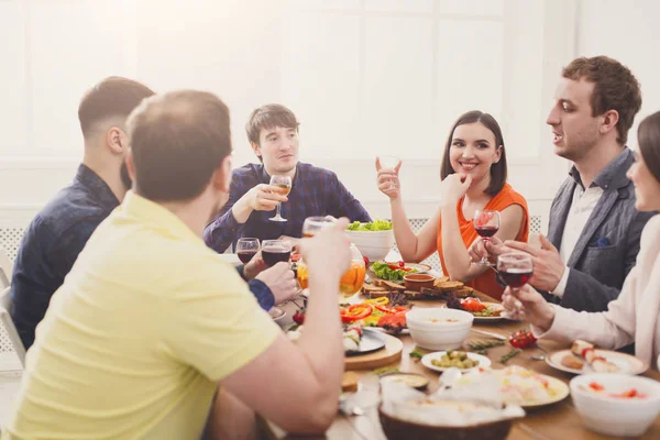 Group of happy people at festive table dinner party — Stock Photo, Image