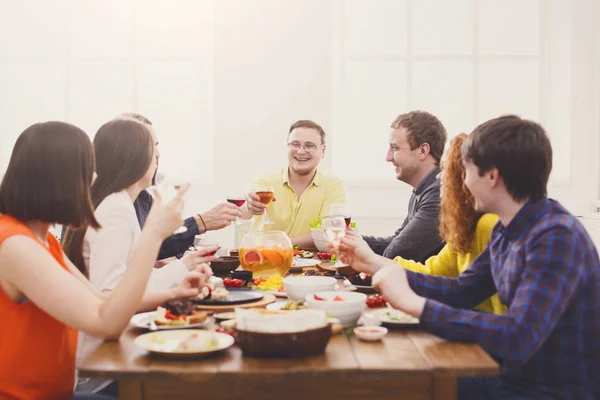 Mensen zeggen cheers clink bril op feestelijke tabel diner — Stockfoto