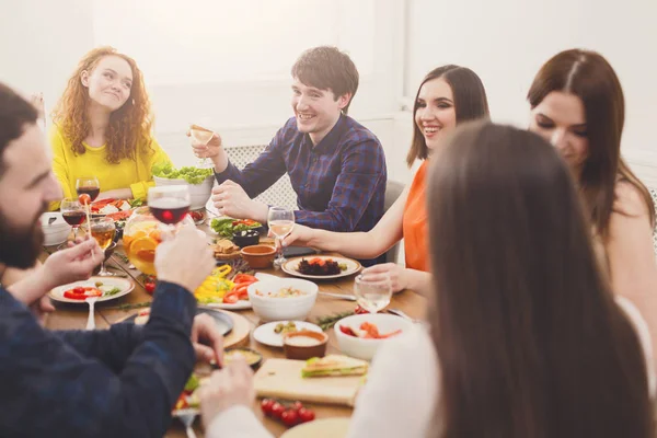 저녁 식사 테이블에서 친구 파티 행복 한 젊은 사람들의 그룹 — 스톡 사진
