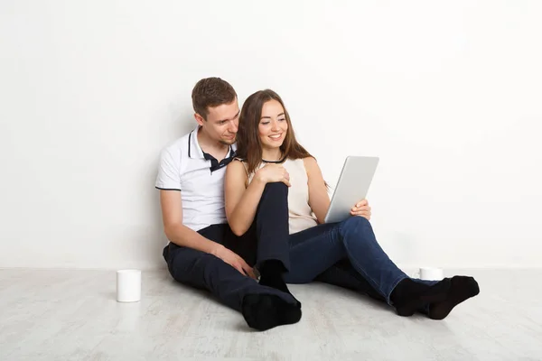 Pareja joven web surf en el ordenador portátil — Foto de Stock