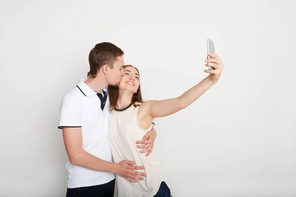 Счастливая пара делает селфи на смартфоне — стоковое фото