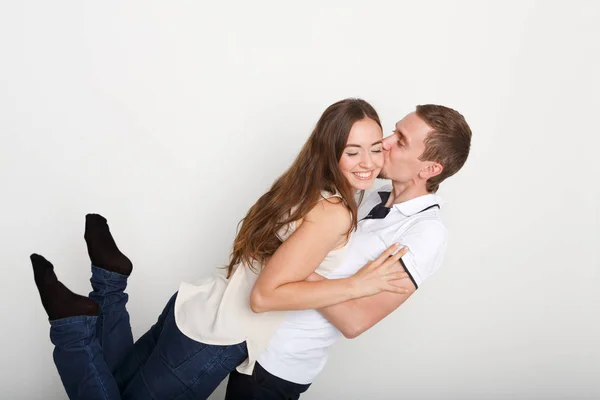 Giovane coppia abbracciare e baciare — Foto Stock