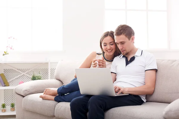 Jovem casal web surf no laptop, espaço de cópia — Fotografia de Stock