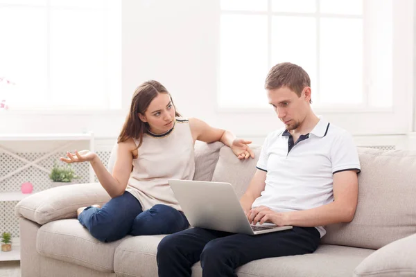 Arg kvinna sitter medan man använder laptop — Stockfoto