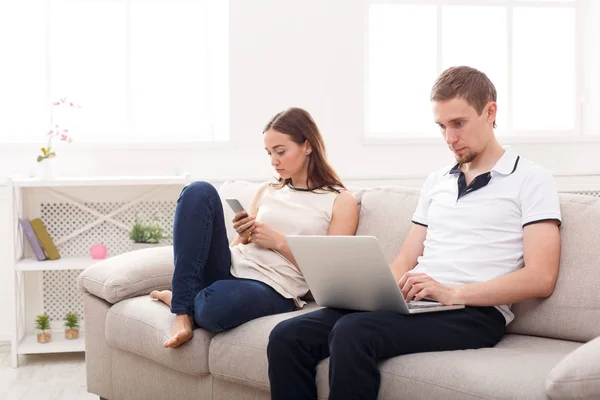 Angry couple quarreling and using gadgets irnoring each other — Stock Photo, Image