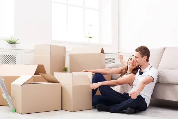Casal jovem desempacotando caixas móveis — Fotografia de Stock