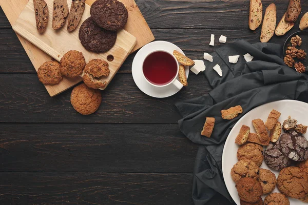 Oatmeals kurabiye ve bisküvi sıcak kış akşam için — Stok fotoğraf