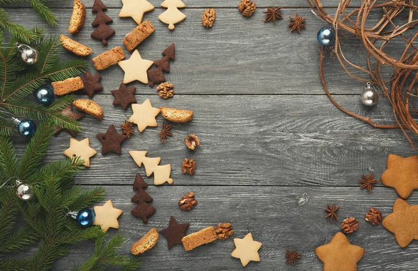 Achtergrond met cookies assortiment voor Kerstmis bakken presenteert — Stockfoto