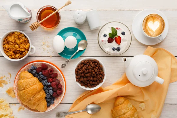 Menú de desayuno continental en la mesa de lana — Foto de Stock