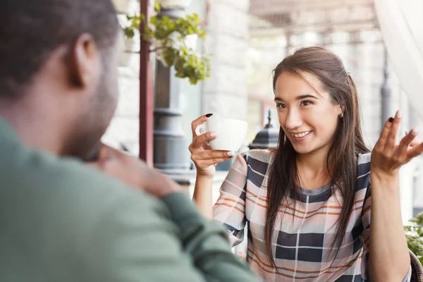 Mujer feliz disfrutando de la cita en la cafetería —  Fotos de Stock