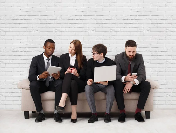 Teambuilding, multietniskt team sitter på möte — Stockfoto