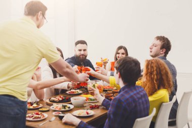 Arkadaş grubu parti yemeğinde söyleyerek tost ve prangalara gözlük