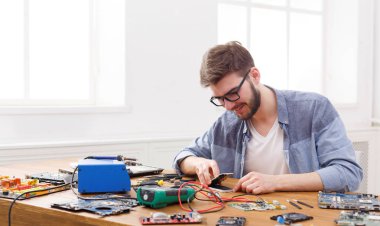 Adam akıllı telefon tamircisi sökülmesi