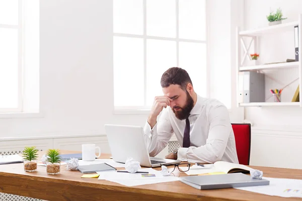 Benadrukt zakenman met laptop in moderne witte kantoor — Stockfoto