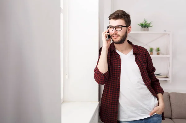 Sonriente hombre hablando por teléfono móvil — Foto de Stock