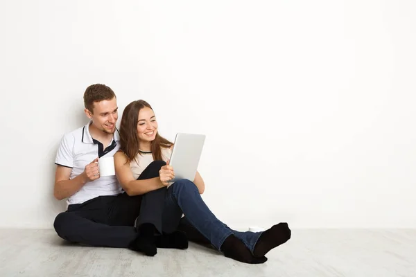 Pareja joven web surf en el ordenador portátil —  Fotos de Stock