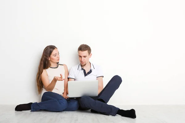 Pareja joven web surf en el ordenador portátil — Foto de Stock