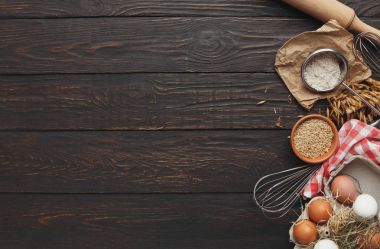 Yumurta ve unu rustik ahşap arka plan pişirme