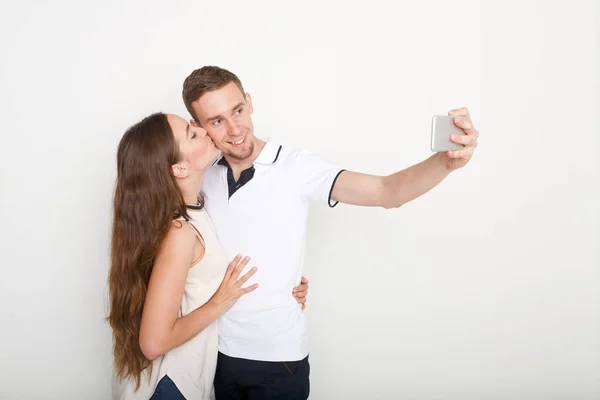 Couple heureux prenant selfie sur smartphone — Photo