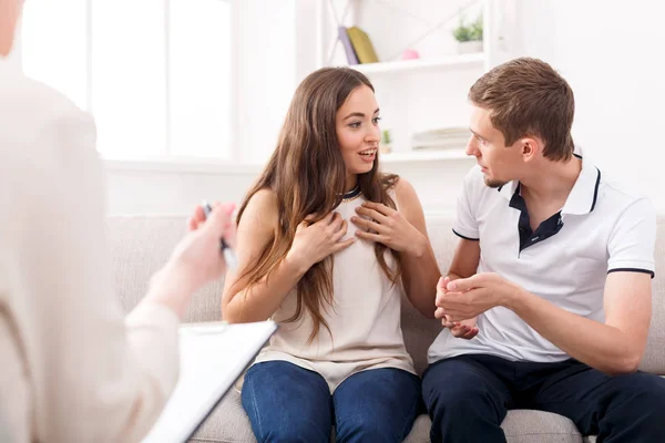 Casal jovem discutindo durante a sessão de terapia — Fotografia de Stock